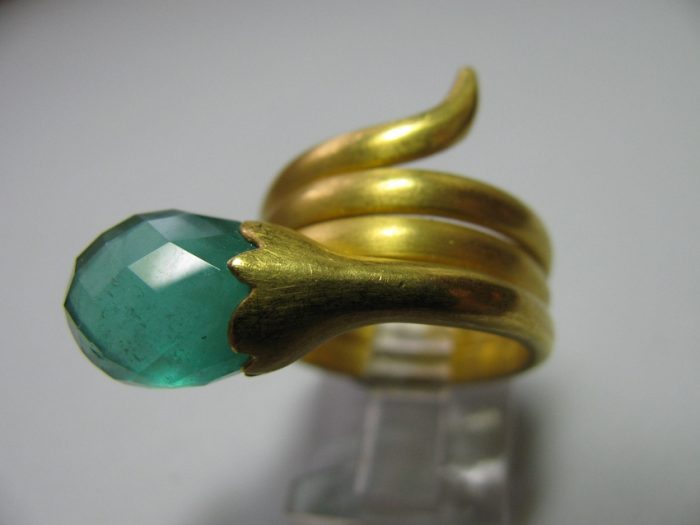 18k Emerald Briolette Snake Ring